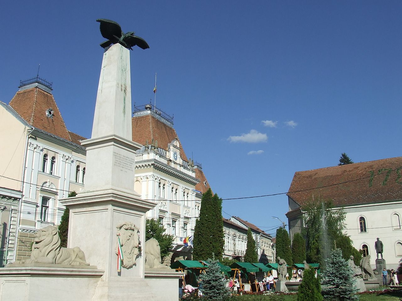 Székelyudvarhely turul szobor a városházánál